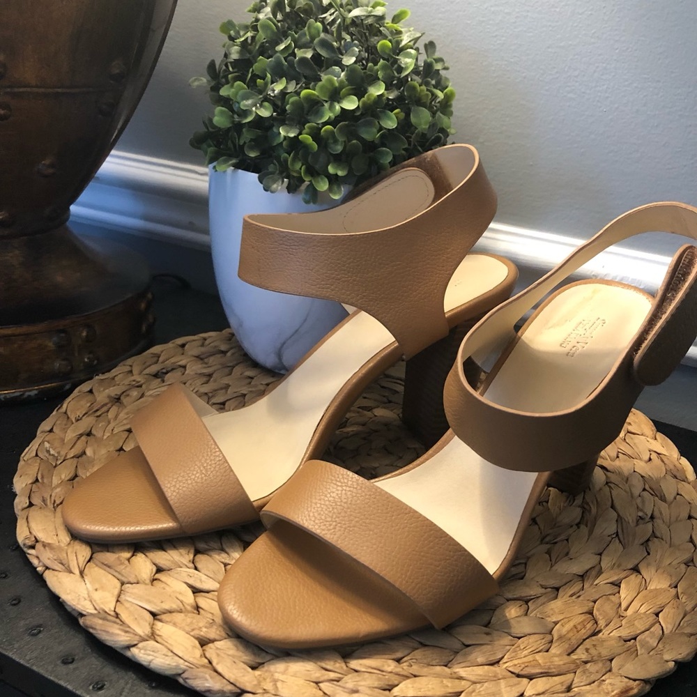 Vera Wang Tan Stacked heels